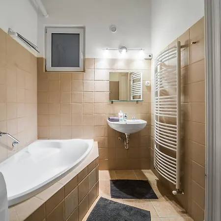 Nyar 3 Bedroom Centre Entire דירה *